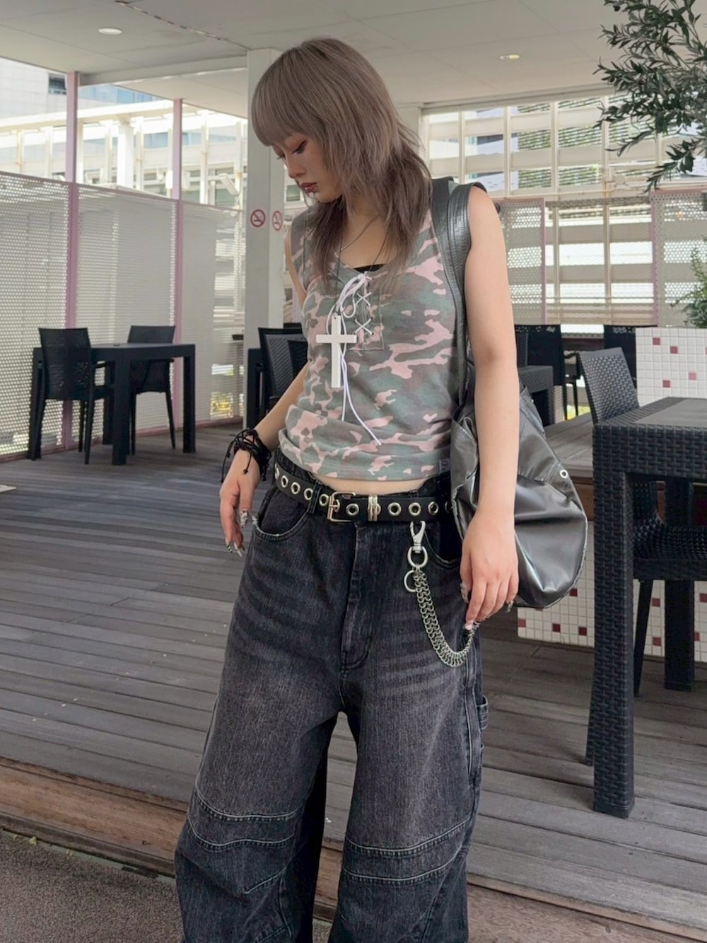 その他のタンクトップ、グレー系のボストンバッグ、ブラック系のデニムパンツを着用したレディースの夏コーディネートの4枚目の写真