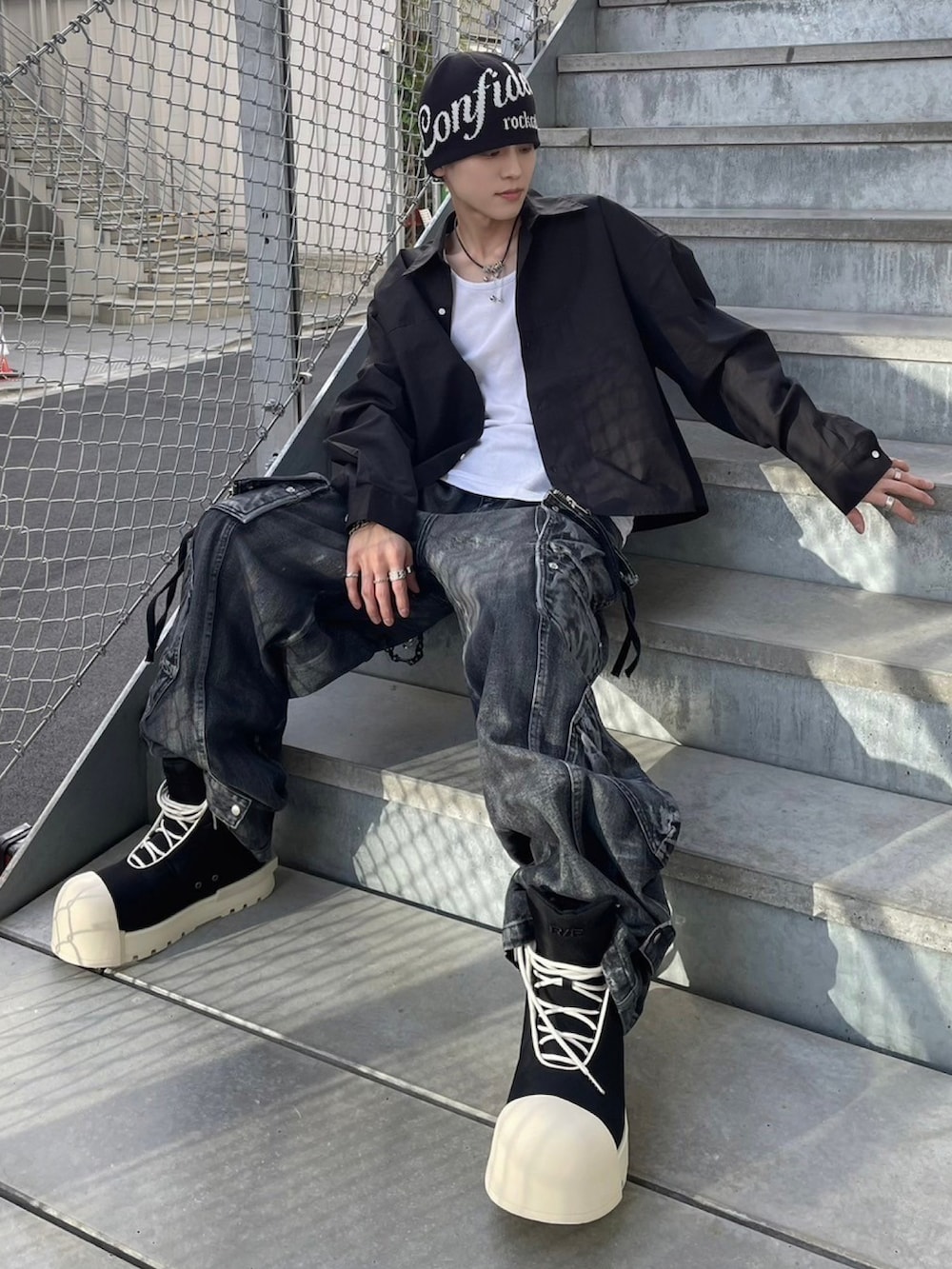 ブラック系のシャツ/ブラウス、ブラック系のデニムパンツ、ブラック系のニットキャップ/ビーニーを着用したメンズの春コーディネートの2枚目の写真