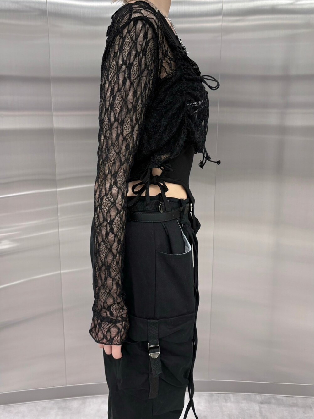 ブラック系のカーディガン/ボレロ、ブラック系のカーゴパンツ、ブラック系のバックパック/リュックを着用したレディースの秋コーディネートの4枚目の写真