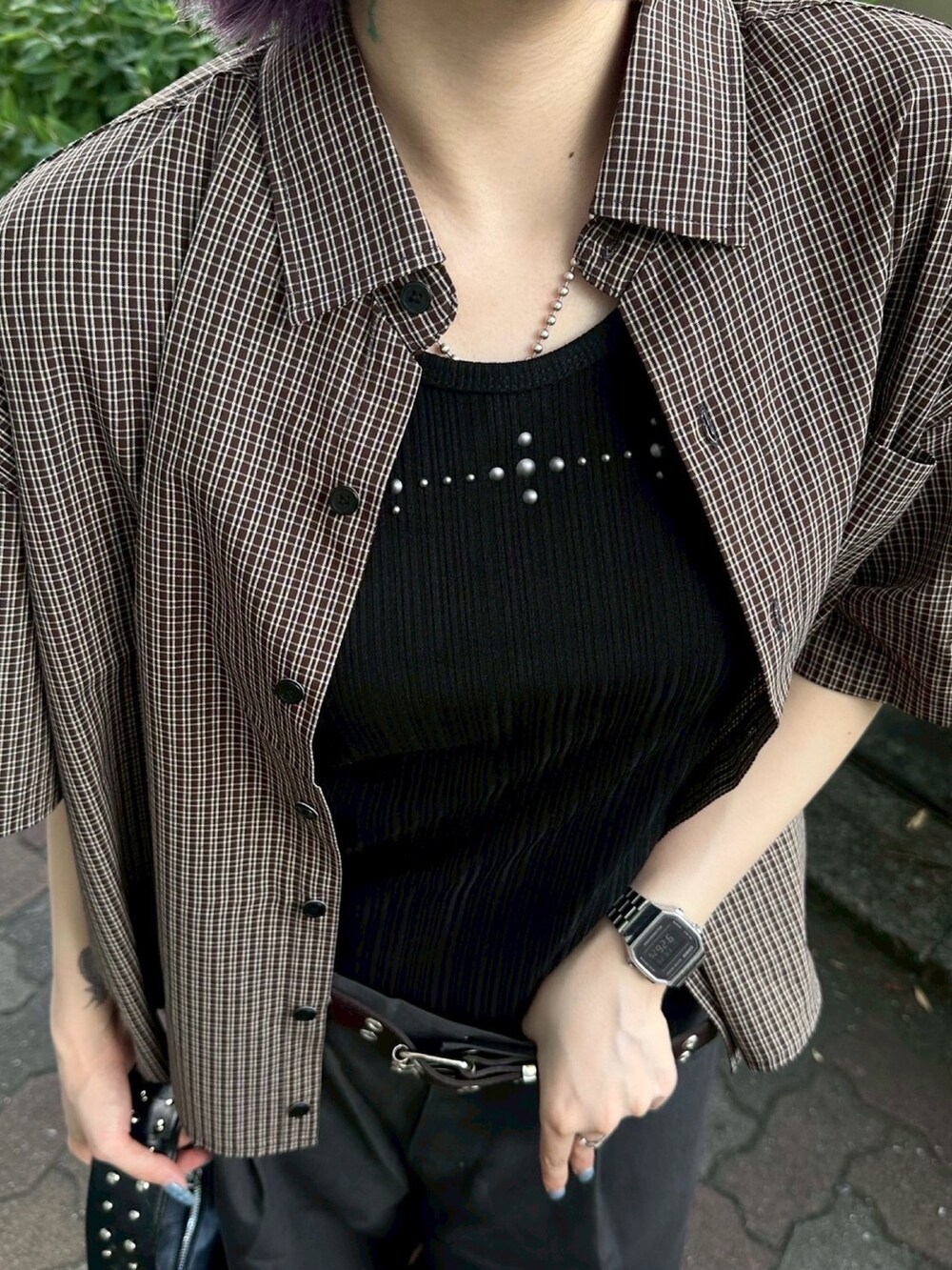 ブラウン系のシャツ/ブラウス、ブラック系のタンクトップを着用したレディースの夏コーディネートの3枚目の写真