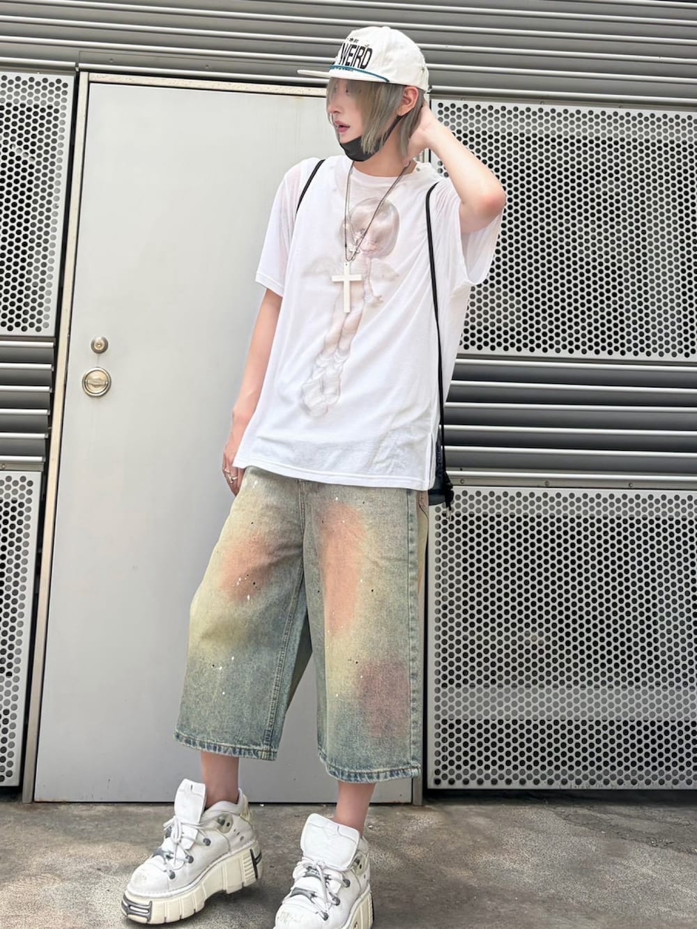 ブルー系のデニムパンツ、ホワイト系のネックレスを着用したメンズの夏コーディネートの2枚目の写真