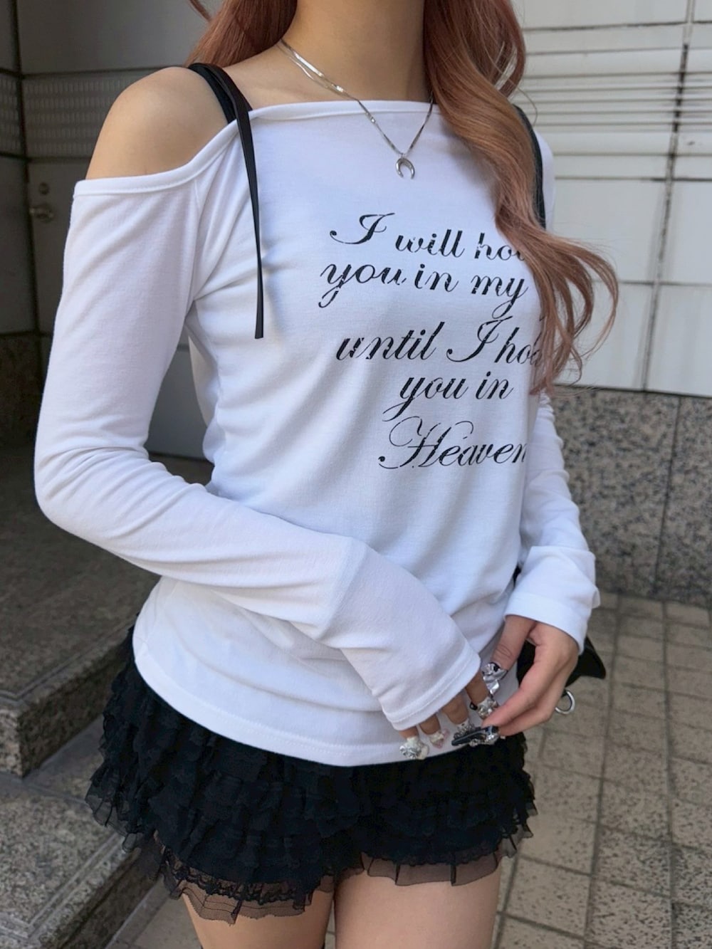 「ショルダーバッグ、ハンドバッグ、オフショル、レッグウォーマー、ショートパンツ、パンツスタイル、デートコーデ、ガーリー、y2k、韓国ファッション、ストリート、春コーデ、春夏コーデ、夏コーデ、骨格ウェーブ」|「Never mind the XU / Chikashitsu+の【nmtc +】hold shoulder logo long sleeve tee(Tシャツ/カットソー、ホワイト系)」を使った、Never mind the XU / Chikashitsu+さん(骨格ウェーブ・レディース・153cm)の春コーディネートの4枚目の写真