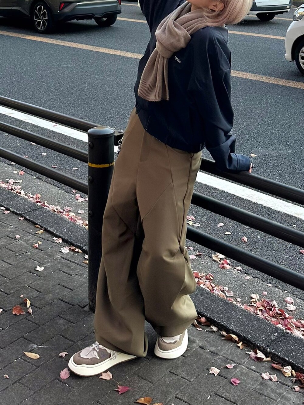 ブラウン系のスラックス、ブラウン系のマフラーを着用したレディースの冬コーディネートの4枚目の写真