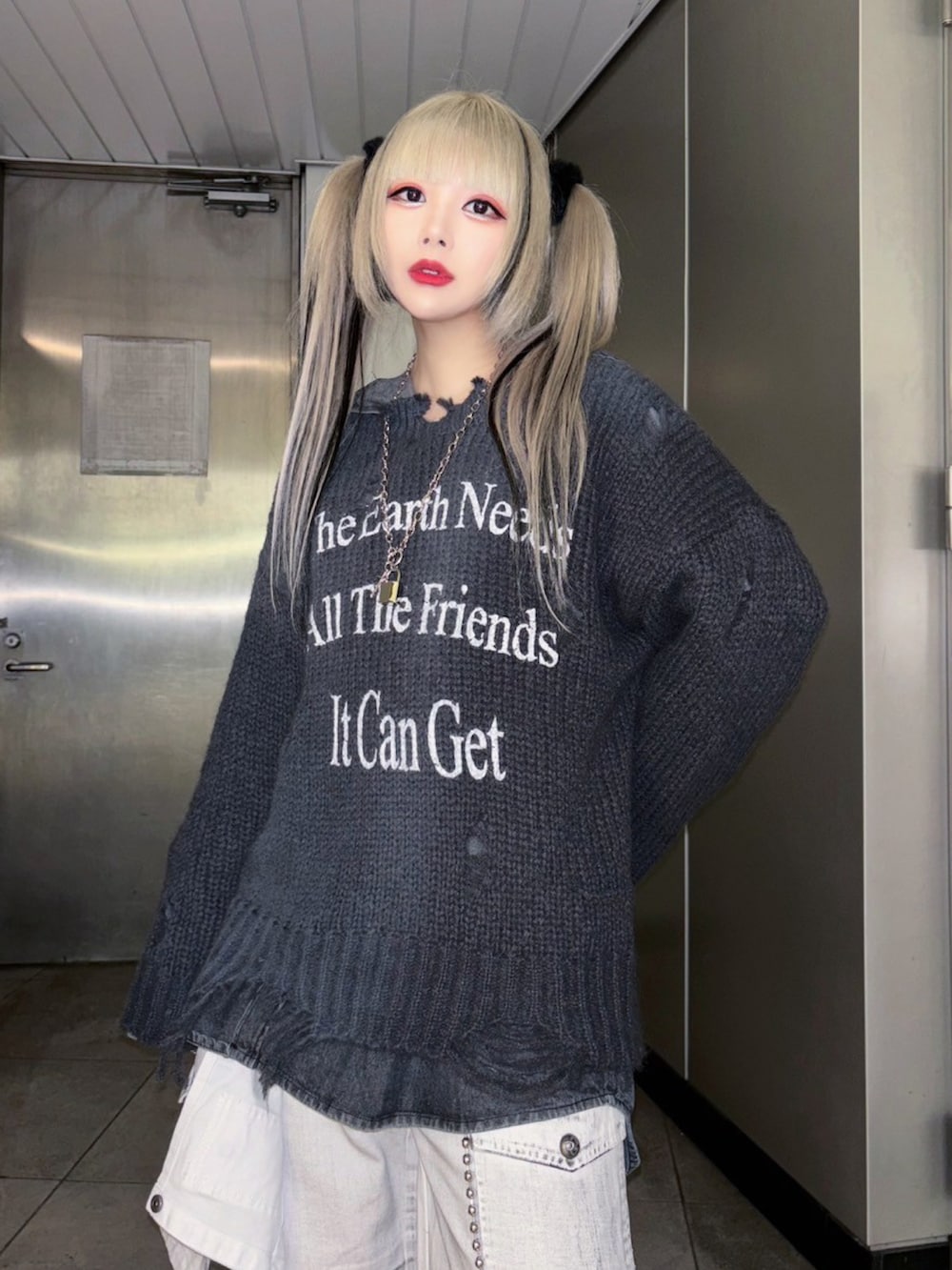 グレー系のシャツ/ブラウス、グレー系のニット/セーターを着用したレディースの冬コーディネートの2枚目の写真