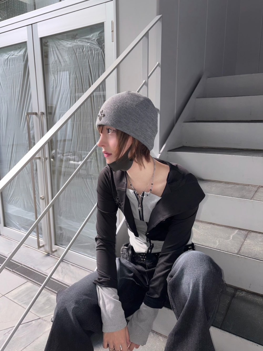 ブラック系のデニムパンツ、グレー系のニットキャップ/ビーニーを着用したレディースの冬コーディネートの2枚目の写真