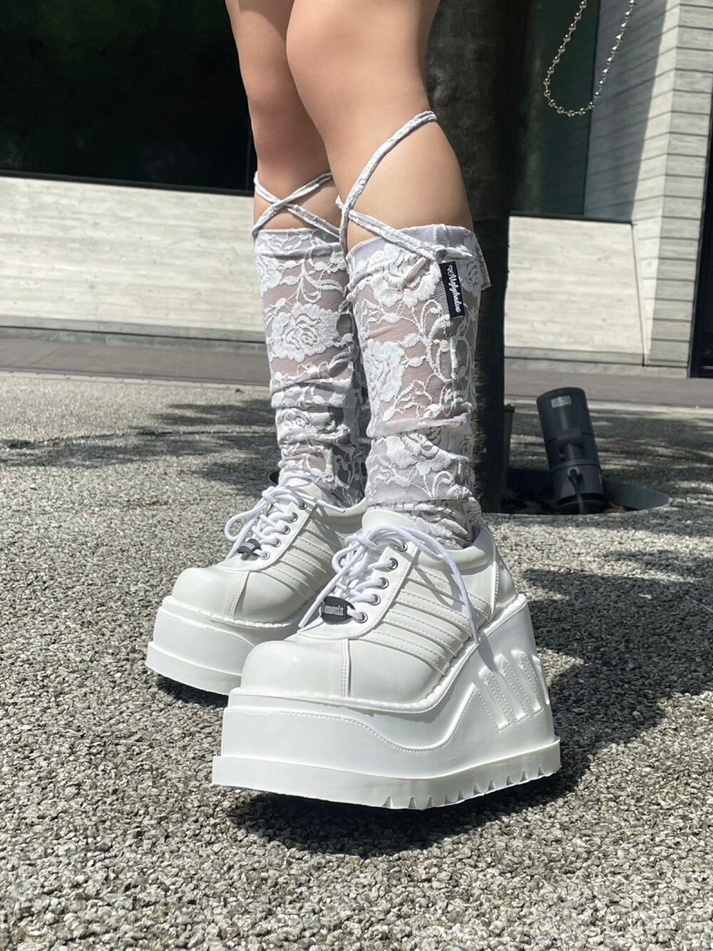 ピンク系のシャツ/ブラウス、グレー系のハンチング/ベレー帽を着用したレディースの夏コーディネートの5枚目の写真