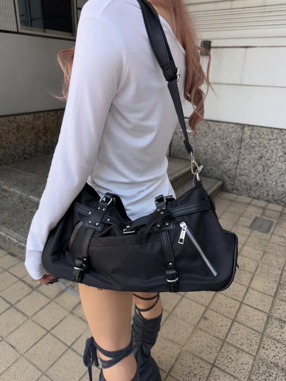「ショルダーバッグ、ハンドバッグ、オフショル、レッグウォーマー、ショートパンツ、パンツスタイル、デートコーデ、ガーリー、y2k、韓国ファッション、ストリート、春コーデ、春夏コーデ、夏コーデ、骨格ウェーブ」|「Never mind the XU / Chikashitsu+の【nmtc +】hold shoulder logo long sleeve tee(Tシャツ/カットソー、ホワイト系)」を使った、Never mind the XU / Chikashitsu+さん(骨格ウェーブ・レディース・153cm)の春コーディネートの5枚目の写真