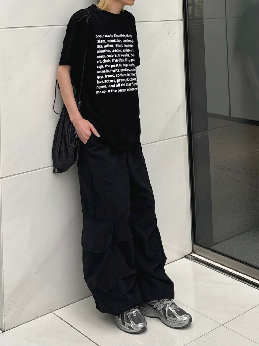 ブラック系のTシャツ/カットソーを着用したメンズの春コーディネートの2枚目の写真