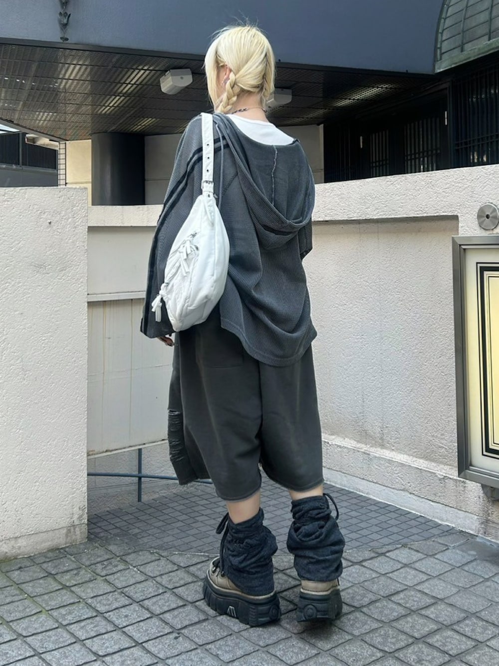 ホワイト系のタンクトップ、グレー系のパーカー、ホワイト系のショルダーバッグを着用したレディースの夏コーディネートの4枚目の写真