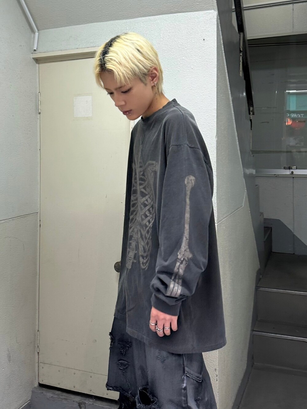 グレー系のTシャツ/カットソーを着用したメンズの秋コーディネートの5枚目の写真