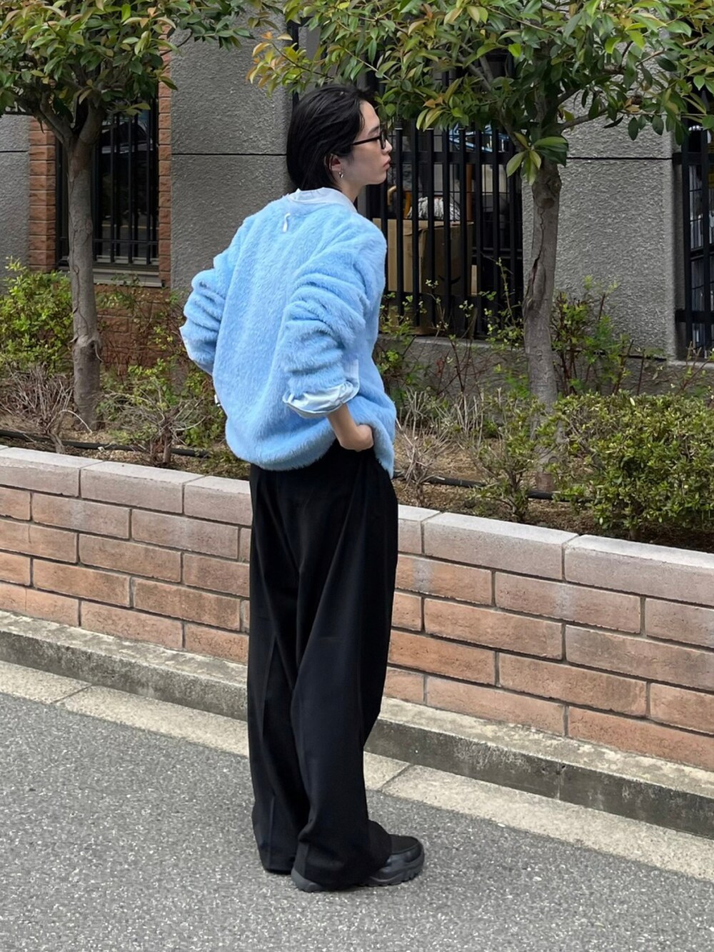 ブルー系のニット/セーターを着用したレディースの秋コーディネートの5枚目の写真