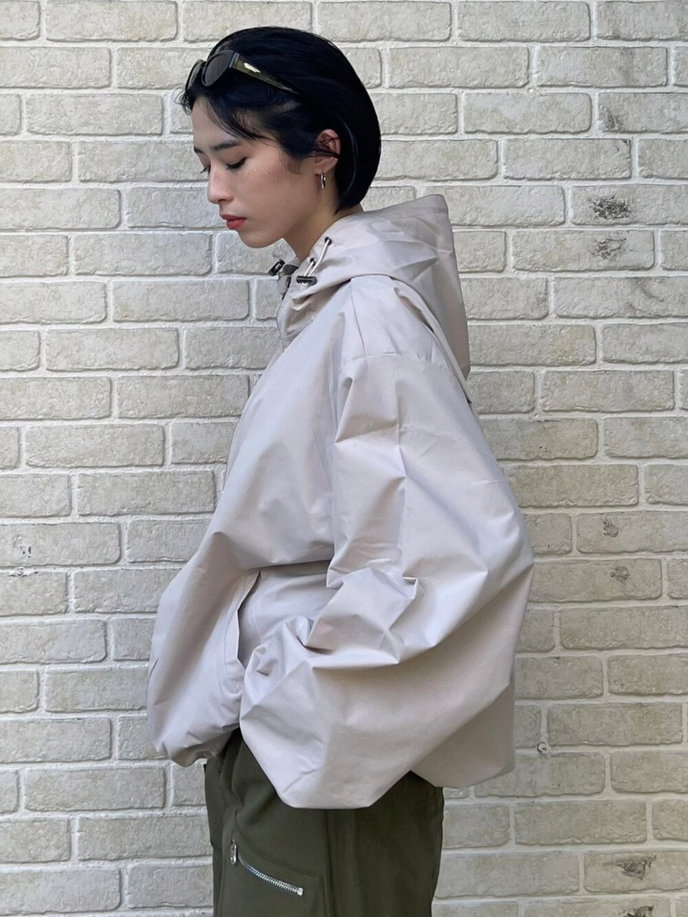「ベージュ、秋服まるっと大公開、きれいめカジュアル、シンプルコーデ、大人コーデ、秋コーデ、ビッグシルエット、ストリート、ストリートコーデ、アウター、ナイロンジャケット、ナイロンパーカー、カジュアルコーデ、韓国ファッション」｜「Chikashitsu +のストリートファッション Chikashitsu + チカシツプラス unisex cropped hooded blouson ユニセックス クロップド フーディー ブルゾン ウィンドブレーカー ストリング ジャケット ジップジャケット 韓国風ファッション（ブルゾン、ベージュ系）」を使った、Never mind the XU / Chikashitsu+さん（レディース・159cm）の秋コーディネートの4枚目の写真