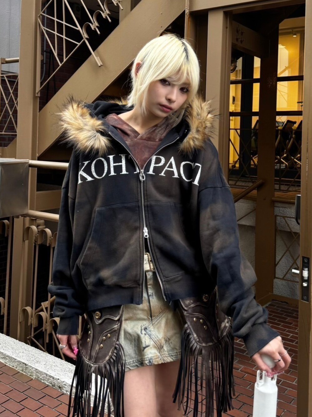 ブラウン系のパーカーを着用したレディースの冬コーディネートの3枚目の写真