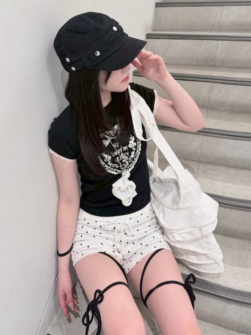 ホワイト系のその他パンツ、ホワイト系のショルダーバッグ、ブラック系のTシャツ/カットソーを着用したレディースの夏コーディネートの3枚目の写真