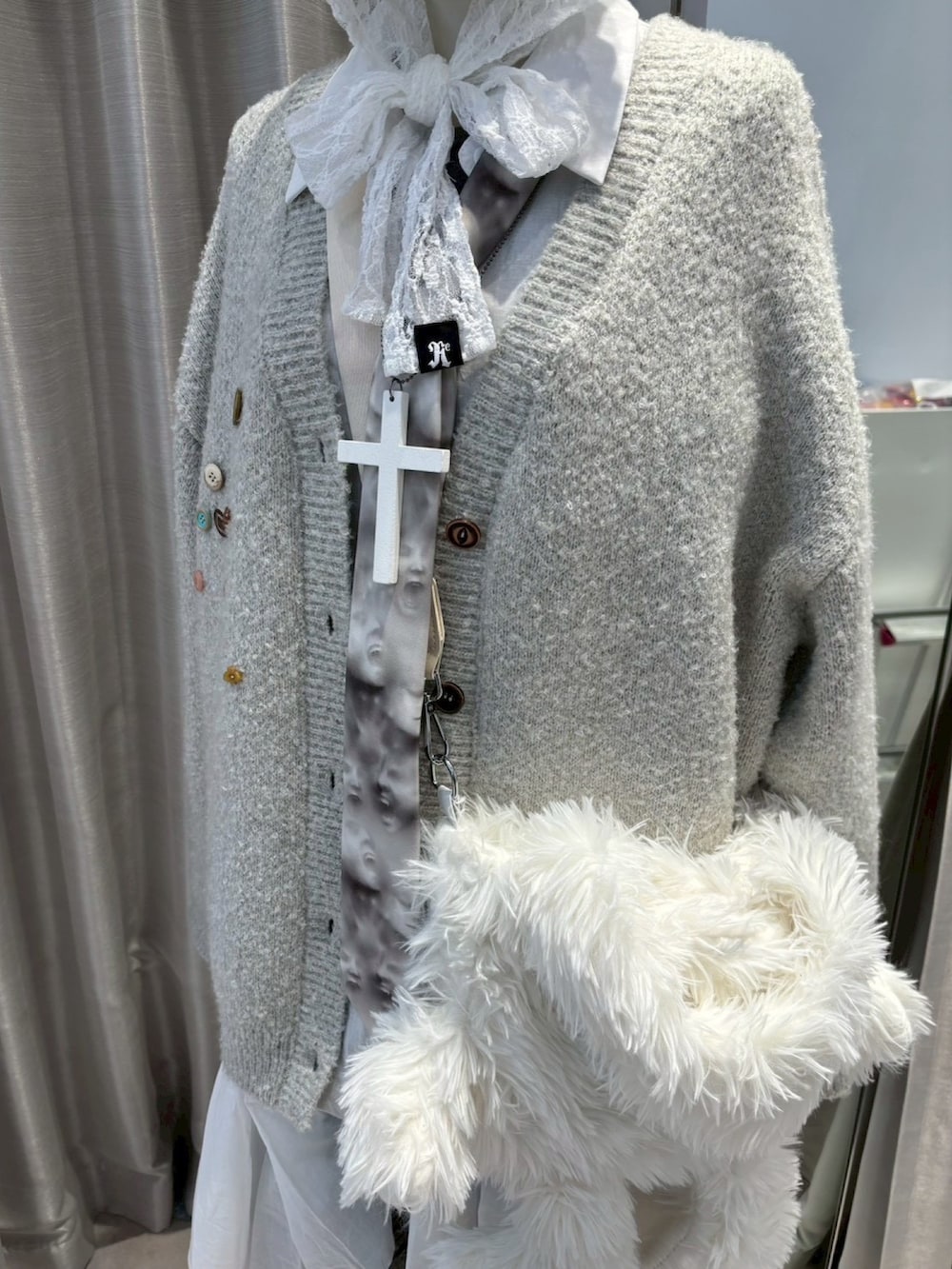 ホワイト系のショルダーバッグ、ホワイト系のネックレスを着用したレディースの秋コーディネートの3枚目の写真