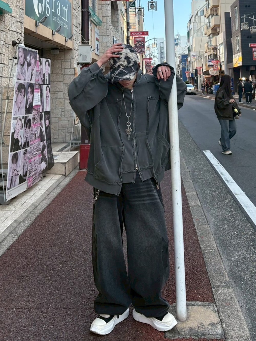 ブラック系のデニムパンツ、グレー系のパーカーを着用したメンズの冬コーディネートの2枚目の写真