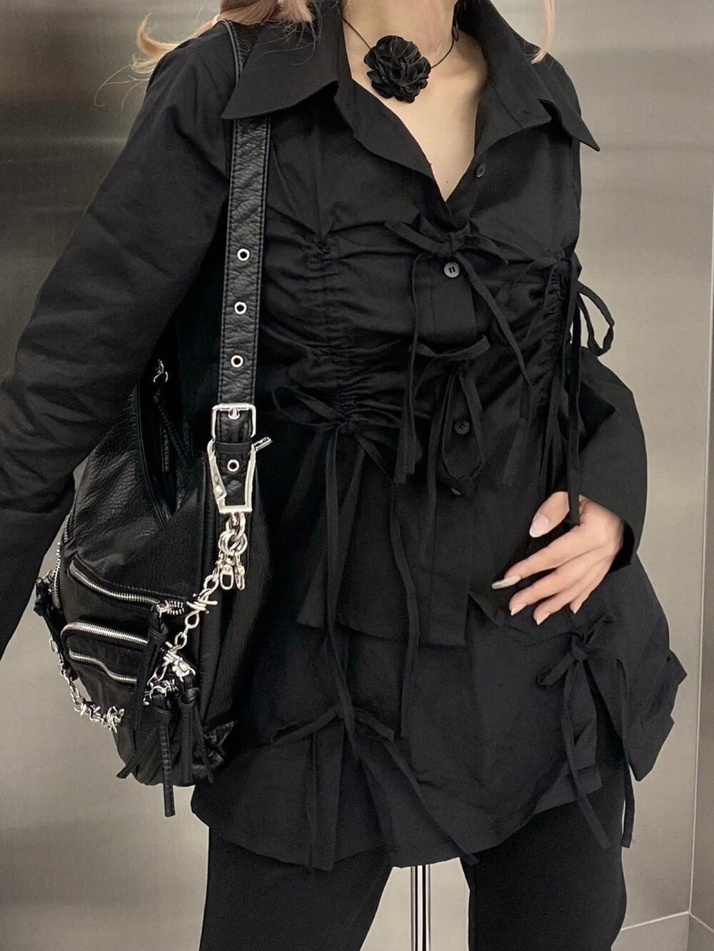 ブラック系のシャツ/ブラウス、ブラック系のショルダーバッグ、ブラック系のキャップを着用したレディースの夏コーディネートの3枚目の写真