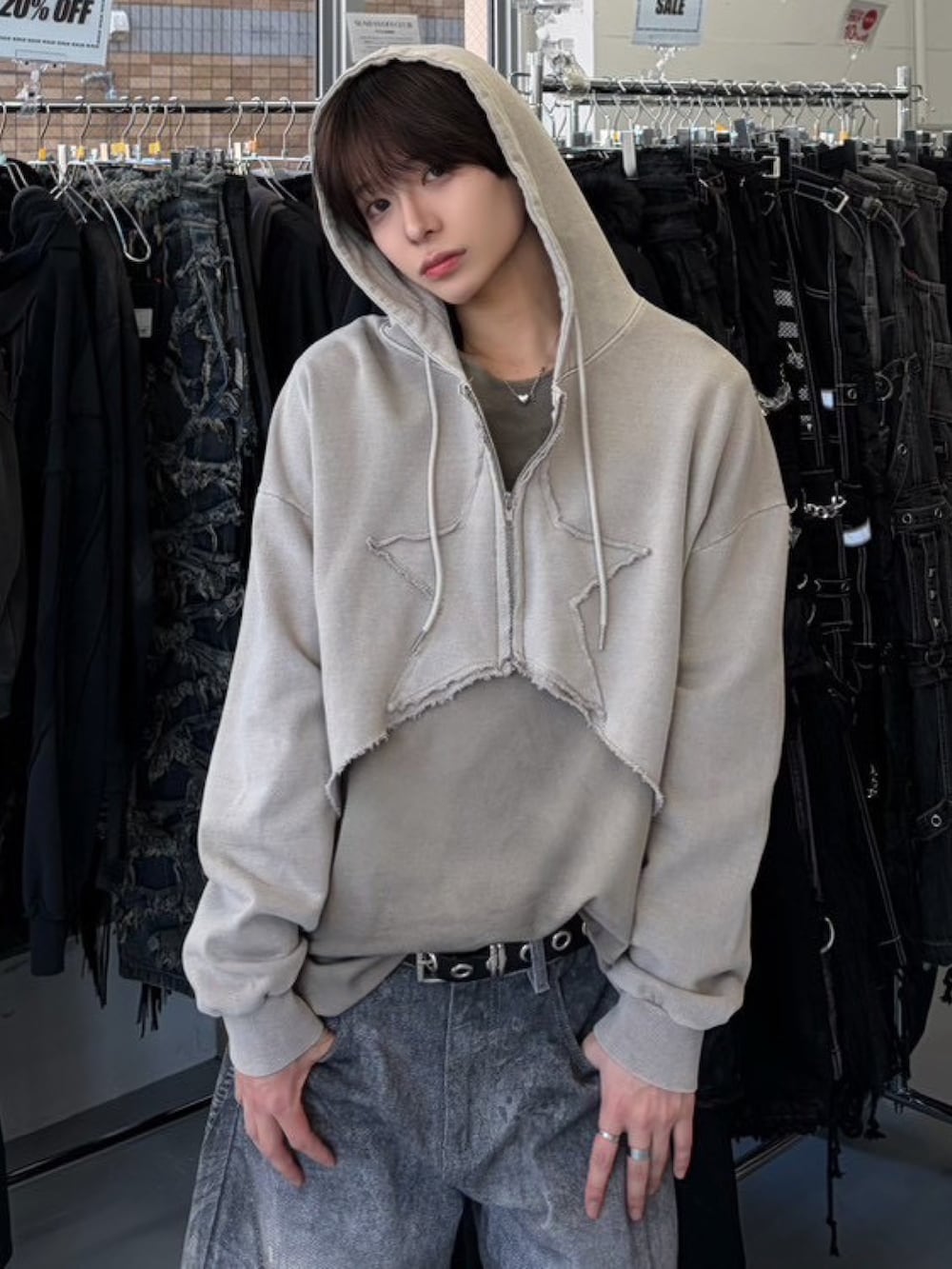 ベージュ系のパーカー、シルバー系のバックパック/リュックを着用したメンズの春コーディネートの3枚目の写真