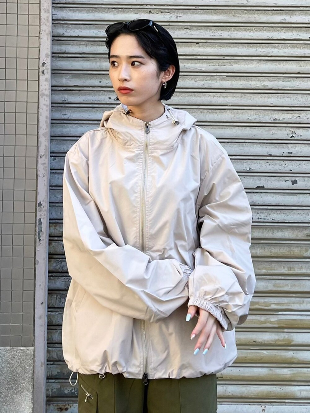 「ベージュ、秋服まるっと大公開、きれいめカジュアル、シンプルコーデ、大人コーデ、秋コーデ、ビッグシルエット、ストリート、ストリートコーデ、アウター、ナイロンジャケット、ナイロンパーカー、カジュアルコーデ、韓国ファッション」｜「Chikashitsu +のストリートファッション Chikashitsu + チカシツプラス unisex cropped hooded blouson ユニセックス クロップド フーディー ブルゾン ウィンドブレーカー ストリング ジャケット ジップジャケット 韓国風ファッション（ブルゾン、ベージュ系）」を使った、Never mind the XU / Chikashitsu+さん（レディース・159cm）の秋コーディネートの3枚目の写真