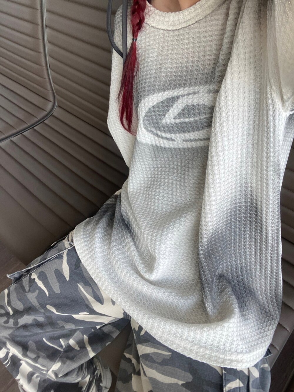 ホワイト系のTシャツ/カットソー、グレー系のキャップを着用したレディースの夏コーディネートの5枚目の写真