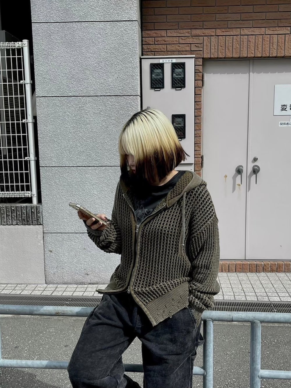 グリーン系のパーカーを着用したレディースの秋コーディネートの2枚目の写真