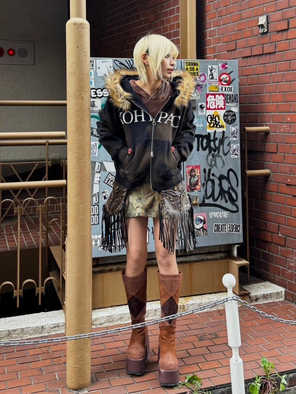 ブラウン系のパーカーを着用したレディースの冬コーディネートの2枚目の写真