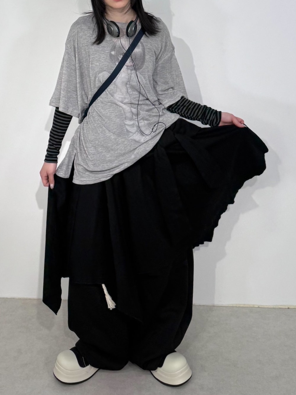 グレー系のTシャツ/カットソー、ブラック系のスウェットパンツを着用したレディースの夏コーディネートの3枚目の写真