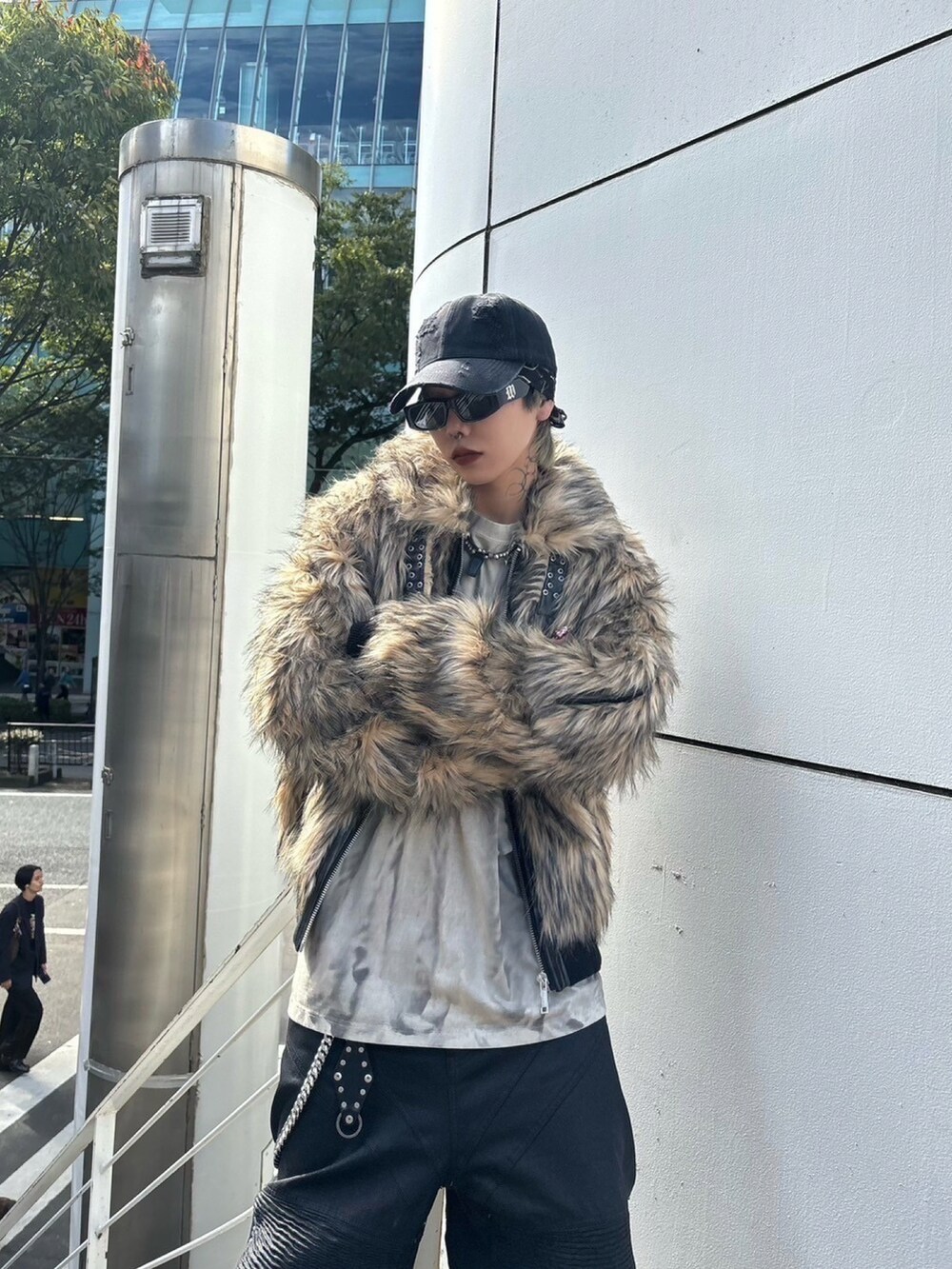 グレー系のTシャツ/カットソー、ブラック系のカーゴパンツ、ブラック系のキャップを着用したメンズの秋コーディネートの2枚目の写真