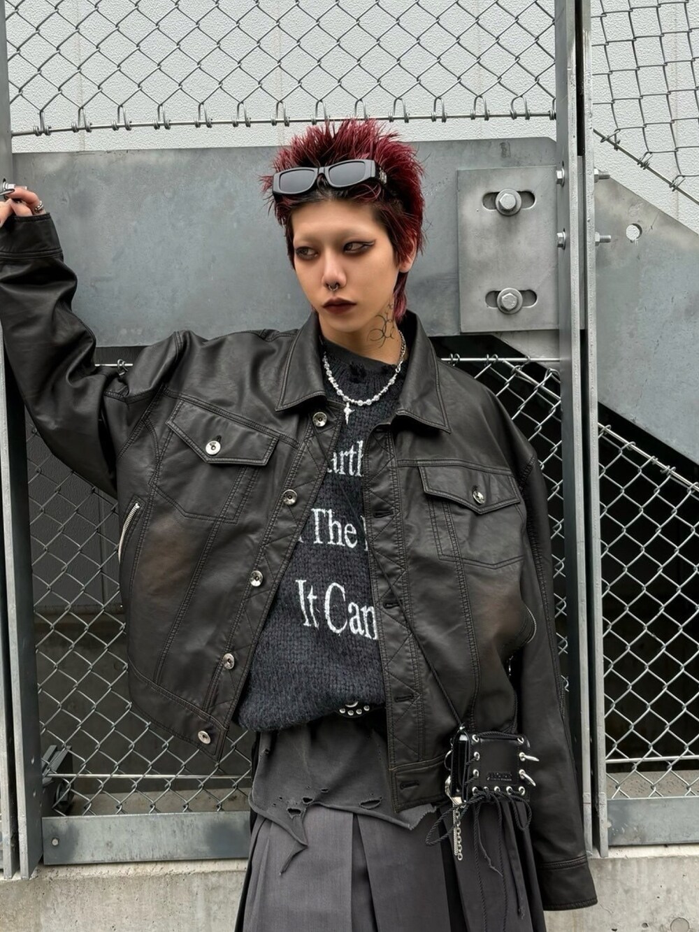 ブラック系のニット/セーターを着用したメンズの秋コーディネートの2枚目の写真