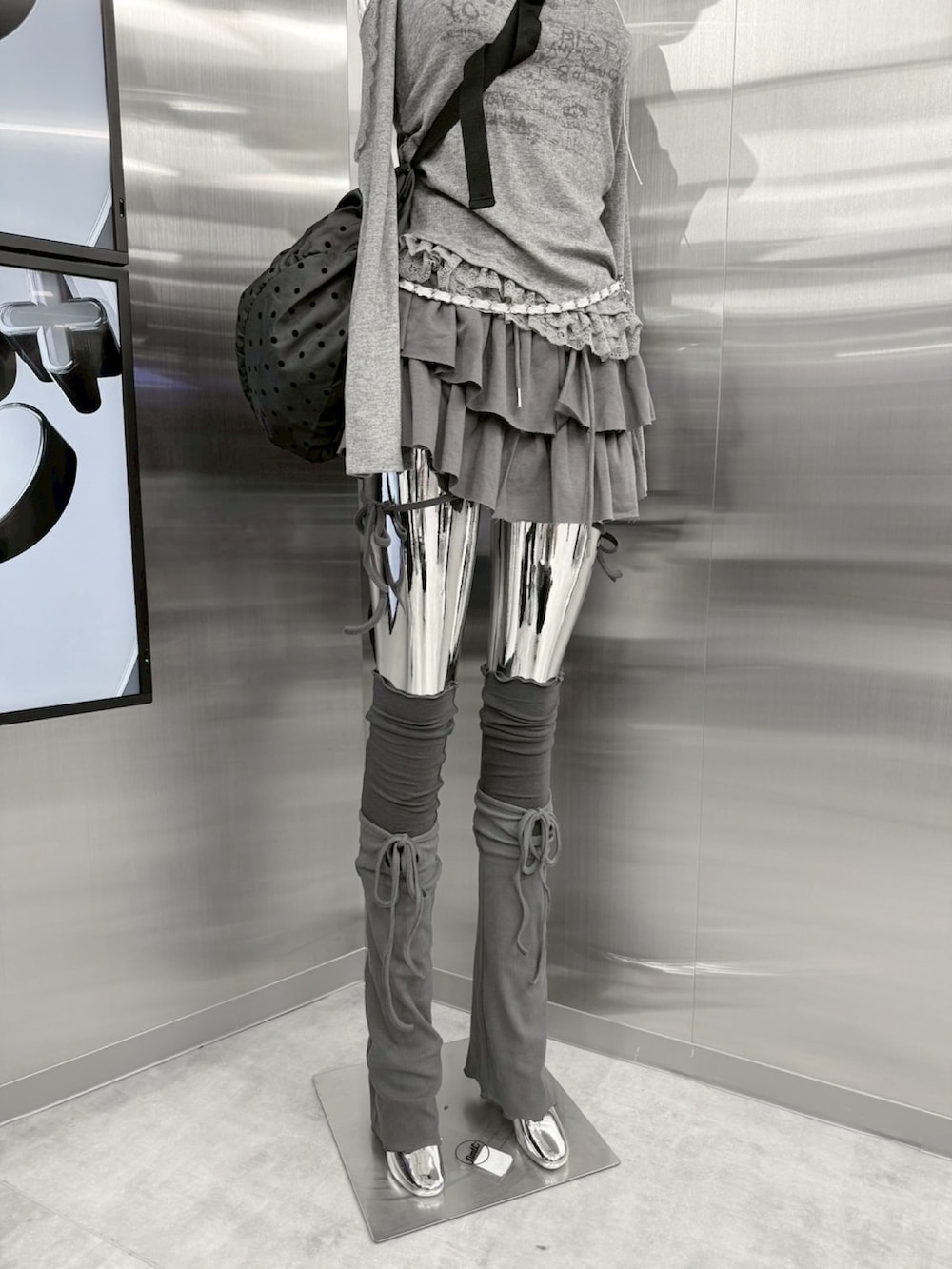 グレー系のバックパック/リュック、グレー系のスカートを着用したレディースの秋コーディネートの5枚目の写真