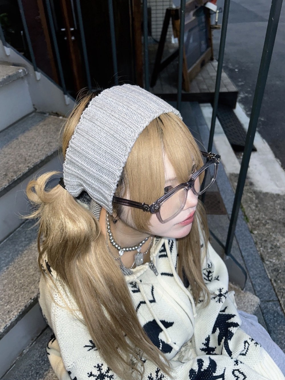 ブラック系のブーツ、グレー系のヘアバンドを着用したレディースの冬コーディネートの4枚目の写真