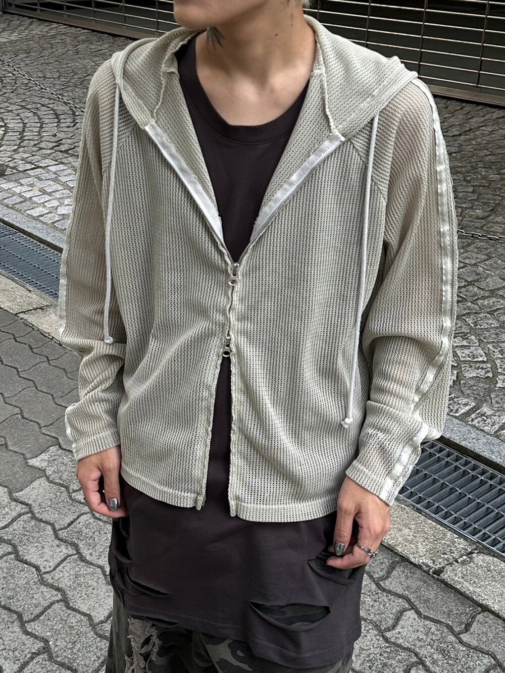 ベージュ系のパーカーを着用したメンズの秋コーディネートの5枚目の写真