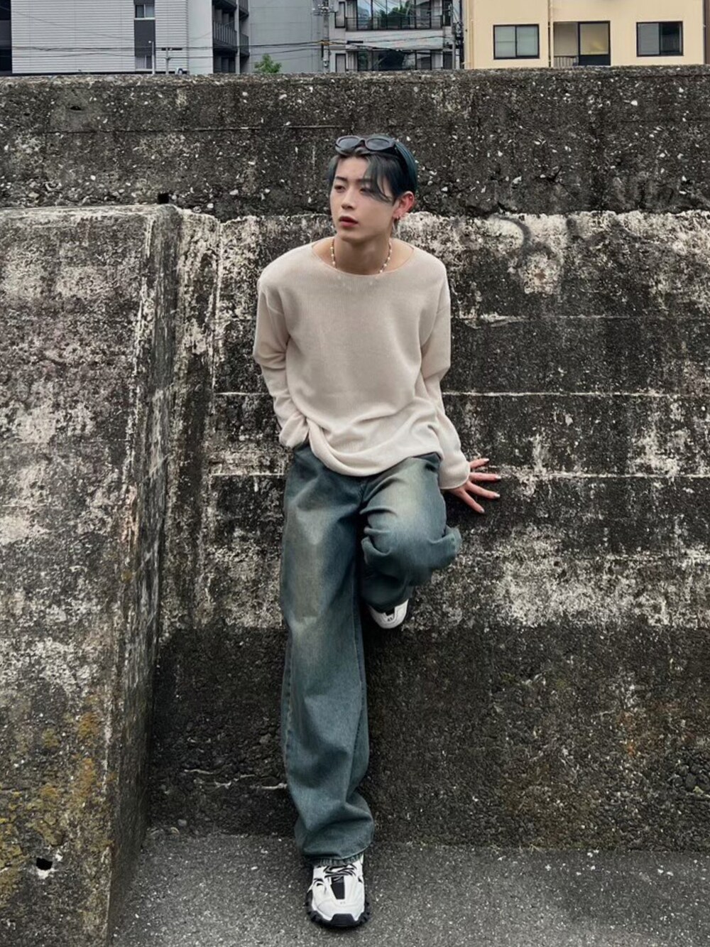 ホワイト系のニット/セーターを着用したメンズの夏コーディネートの2枚目の写真