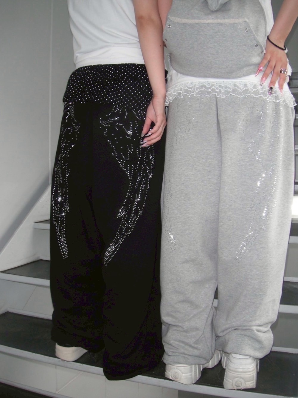 ホワイト系のTシャツ/カットソー、ブラック系のTシャツ/カットソー、ホワイト系のTシャツ/カットソーを着用したレディースの秋コーディネートの4枚目の写真