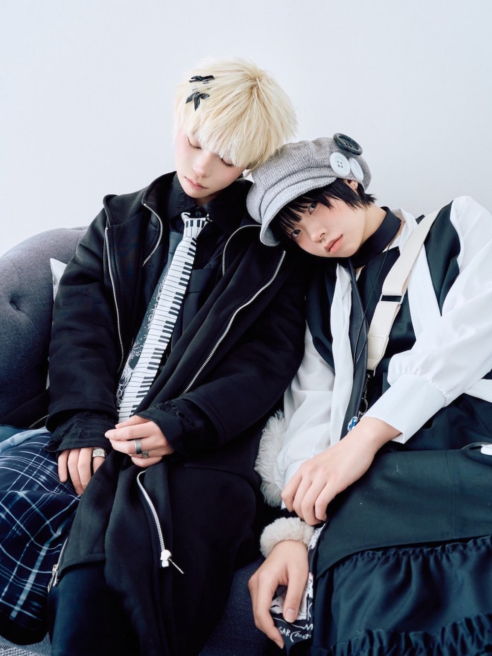 ホワイト系のショルダーバッグ、ブラック系のスウェットパンツ、ブラック系のスカートを着用したメンズの春コーディネートの3枚目の写真