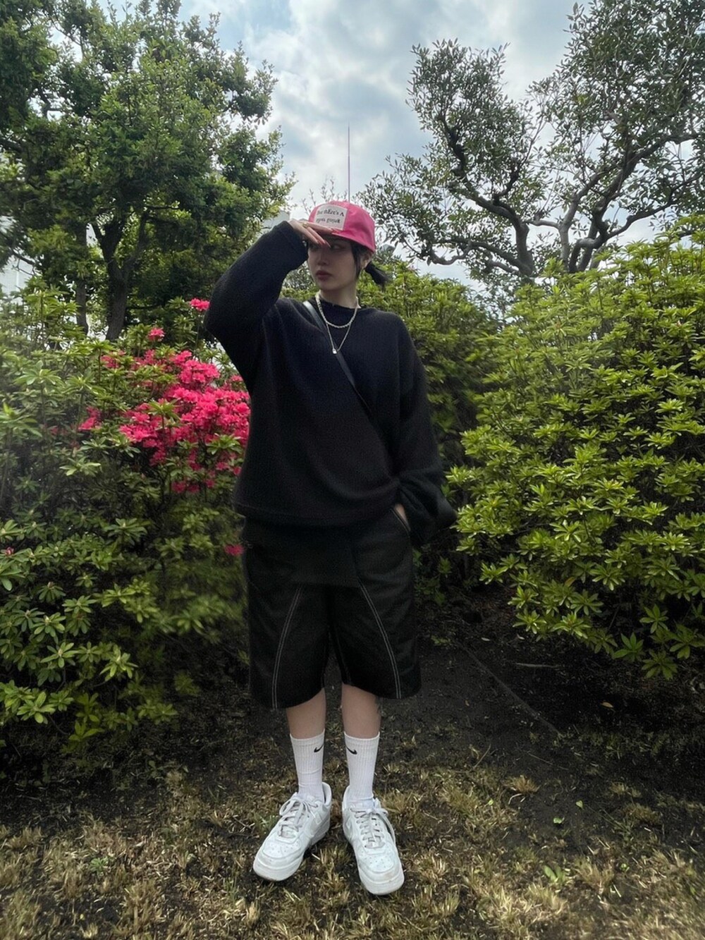 ブラック系のショルダーバッグ、ブラック系のニット/セーター、ブラック系のTシャツ/カットソーを着用したレディースの春コーディネートの2枚目の写真