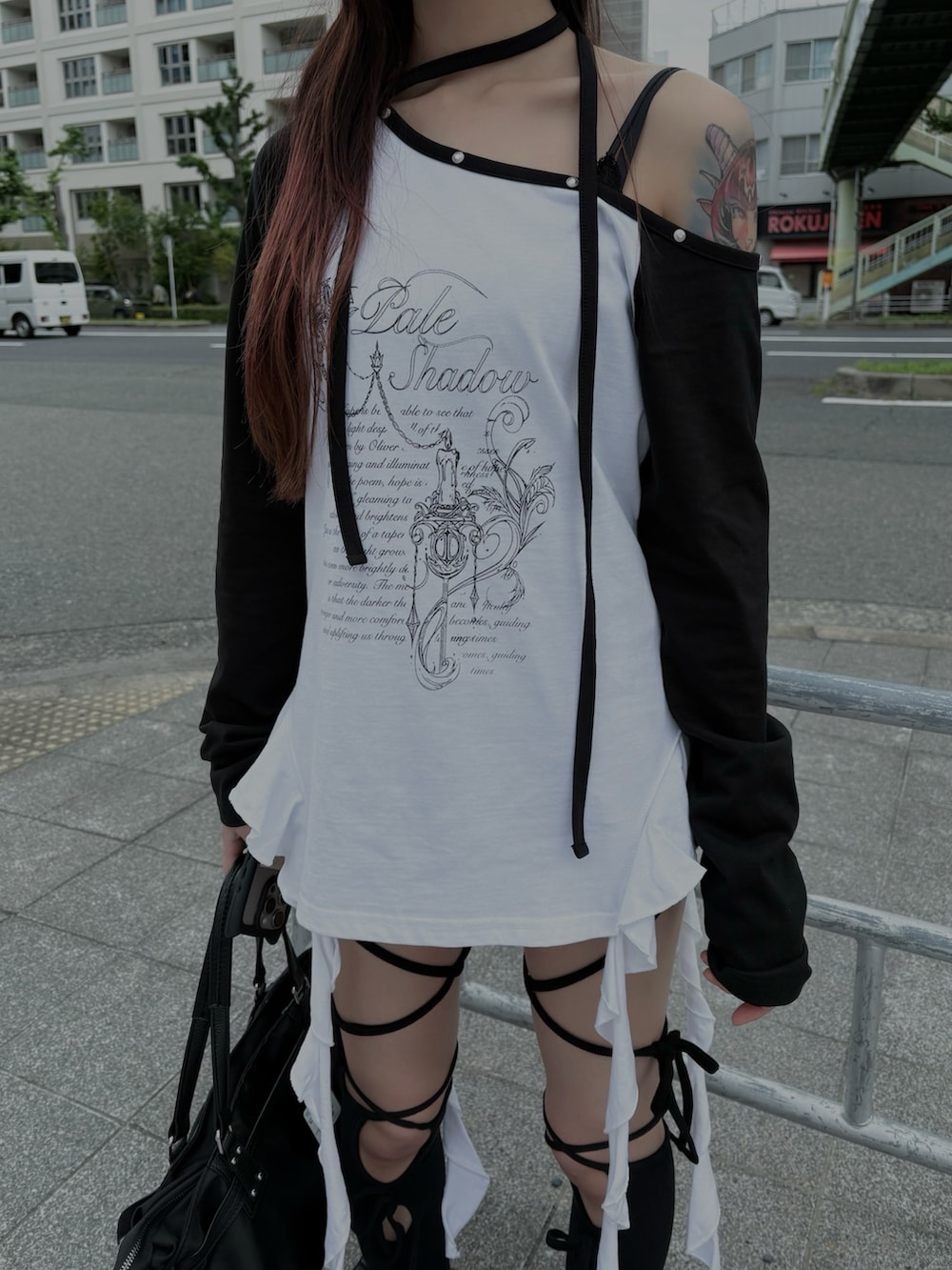 グレー系のその他パンツ、ホワイト系のTシャツ/カットソー、ブラック系のショルダーバッグを着用したレディースの夏コーディネートの4枚目の写真