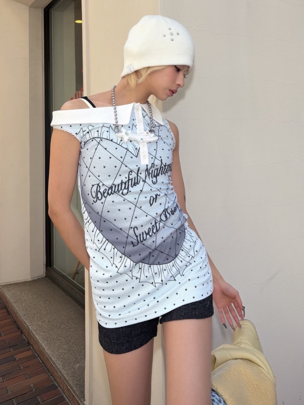 ブルー系のワンピースを着用したレディースの春コーディネートの3枚目の写真