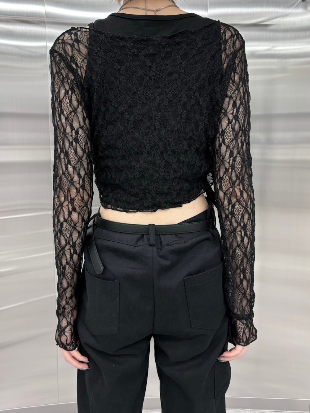 ブラック系のカーディガン/ボレロ、ブラック系のカーゴパンツ、ブラック系のバックパック/リュックを着用したレディースの秋コーディネートの5枚目の写真