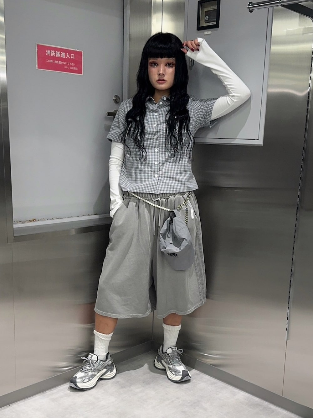 ブラック系のシャツ/ブラウスを着用したレディースの秋コーディネートの2枚目の写真