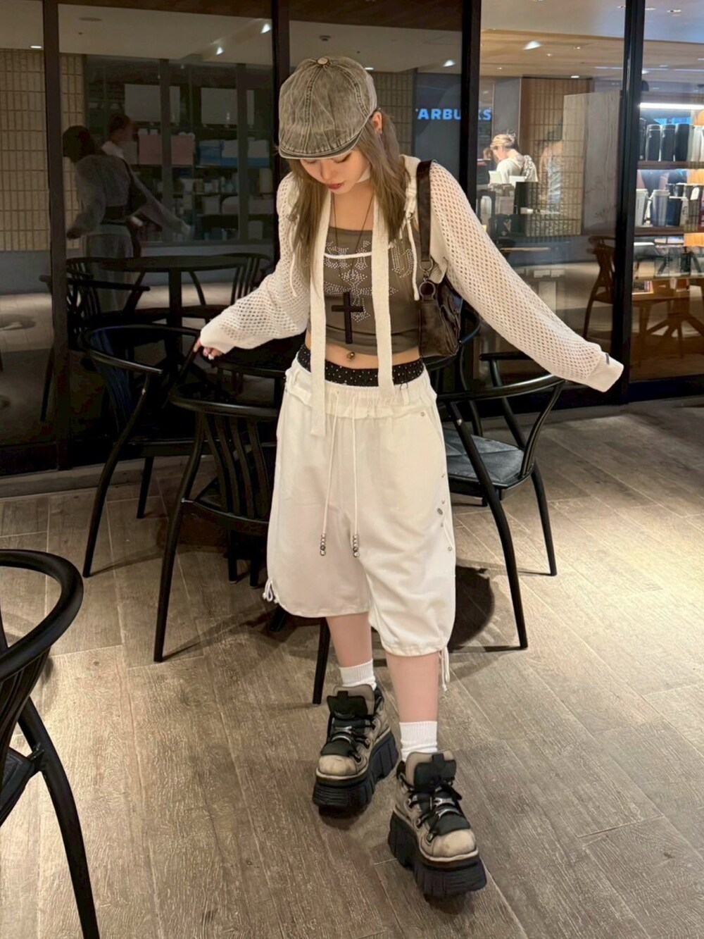 ブラウン系のショルダーバッグ、グリーン系のハンチング/ベレー帽を着用したレディースの夏コーディネートの2枚目の写真