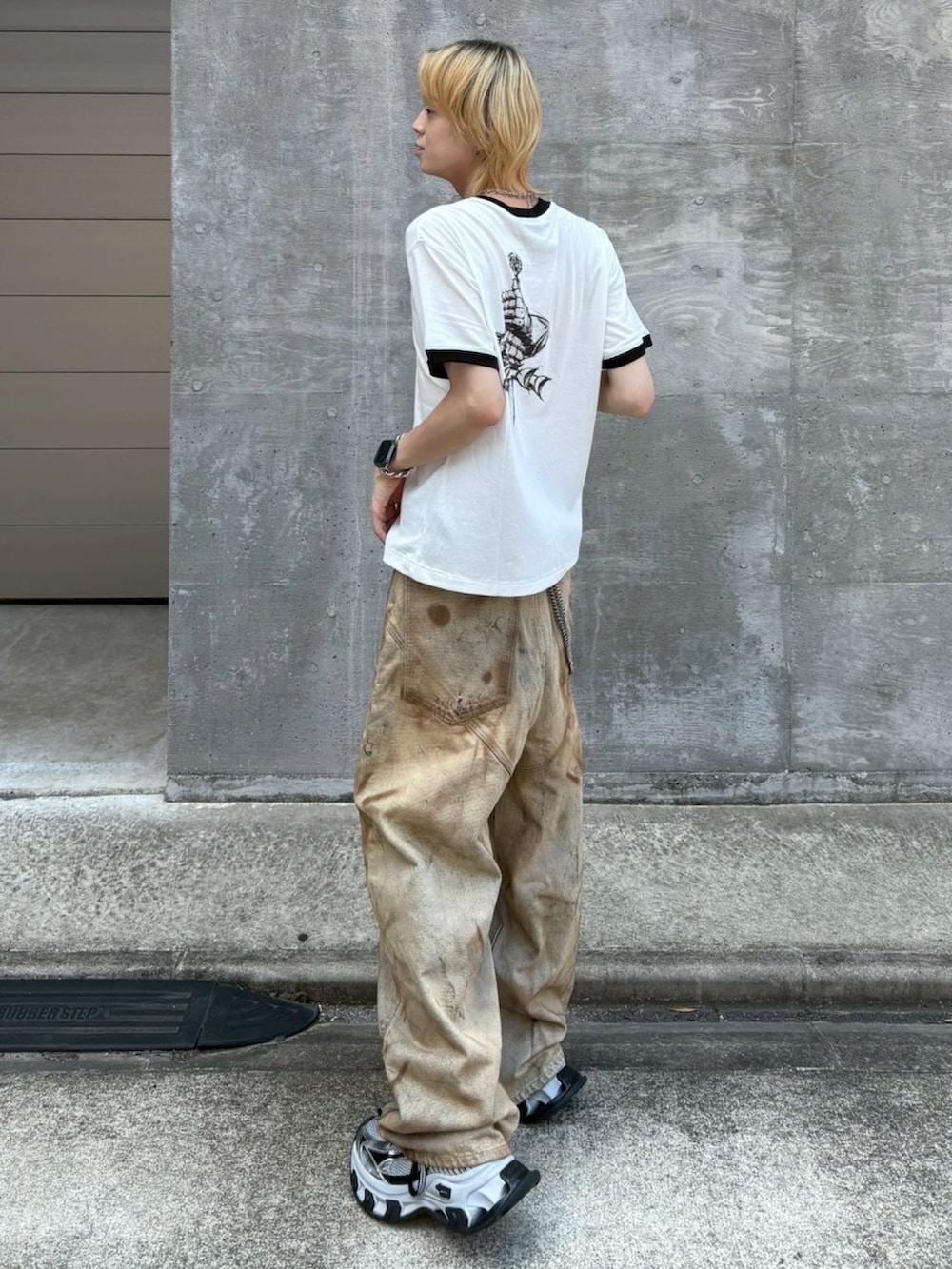 ブラック系のスニーカーを着用したメンズの夏コーディネートの2枚目の写真