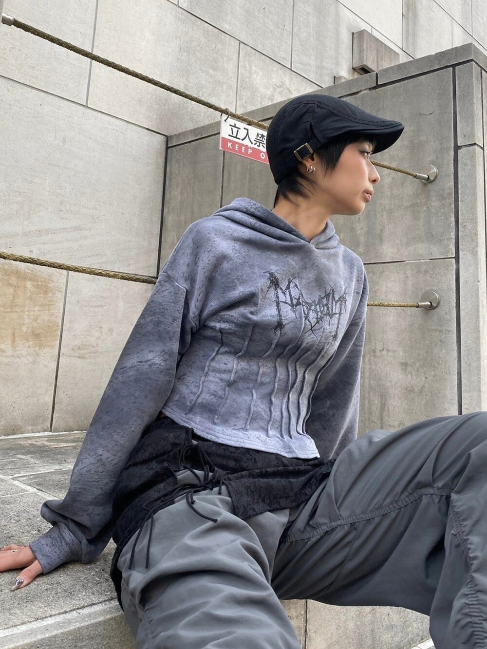 グレー系のカーゴパンツ、ブルー系のパーカーを着用したレディースの春コーディネートの2枚目の写真