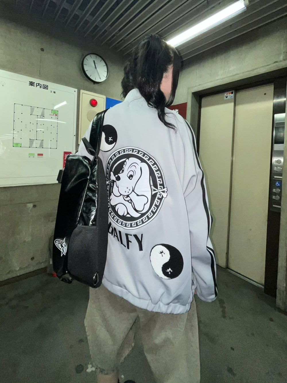 グレー系のジャージ、グレー系のTシャツ/カットソーを着用したレディースの秋コーディネートの2枚目の写真