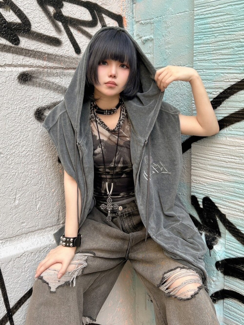 ブラック系のTシャツ/カットソー、ブラック系のパーカーを着用したレディースの春コーディネートの3枚目の写真