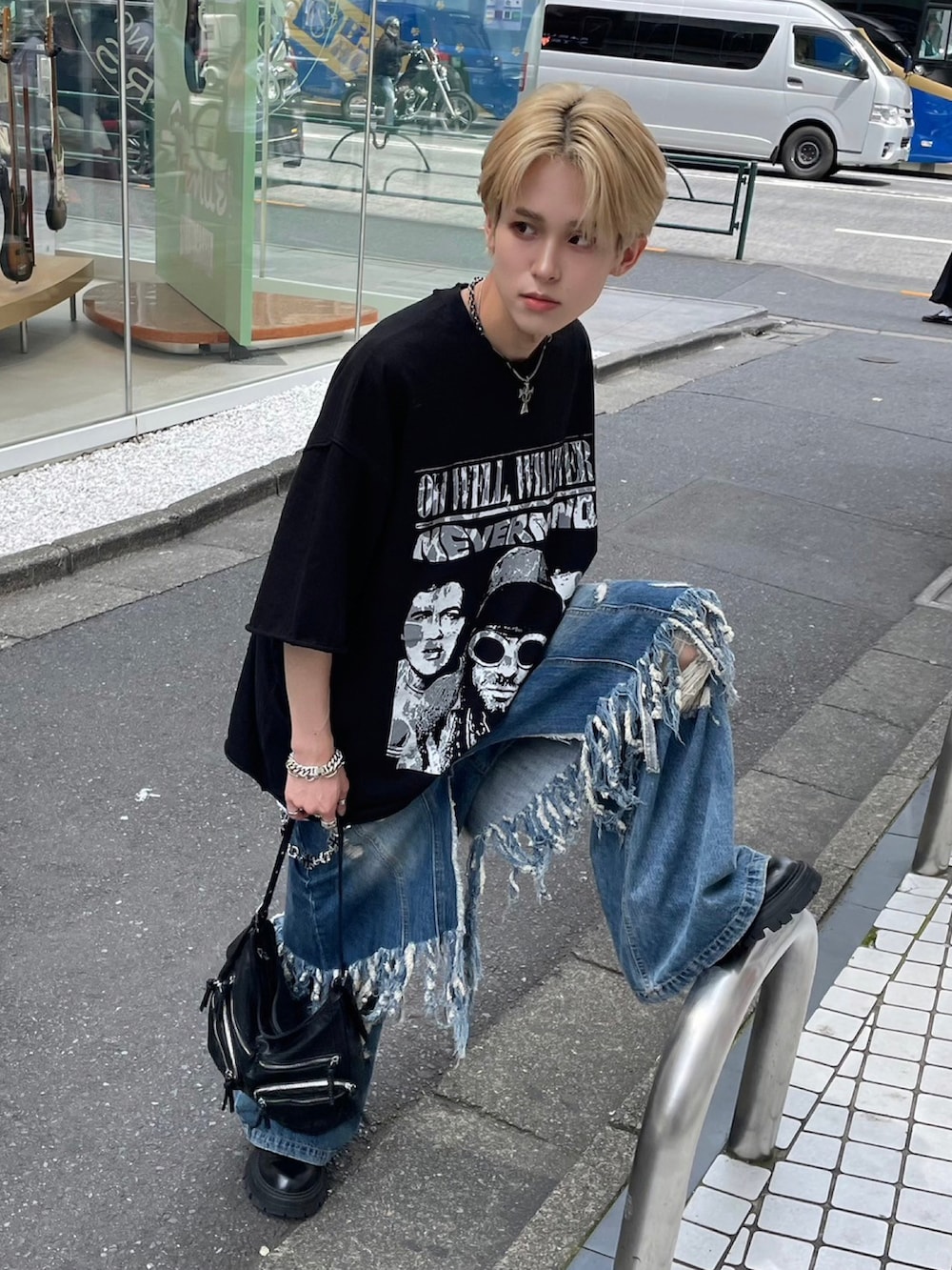 ホワイト系のタンクトップ、ブラック系のショルダーバッグ、ブラック系のTシャツ/カットソーを着用したメンズの春コーディネートの4枚目の写真