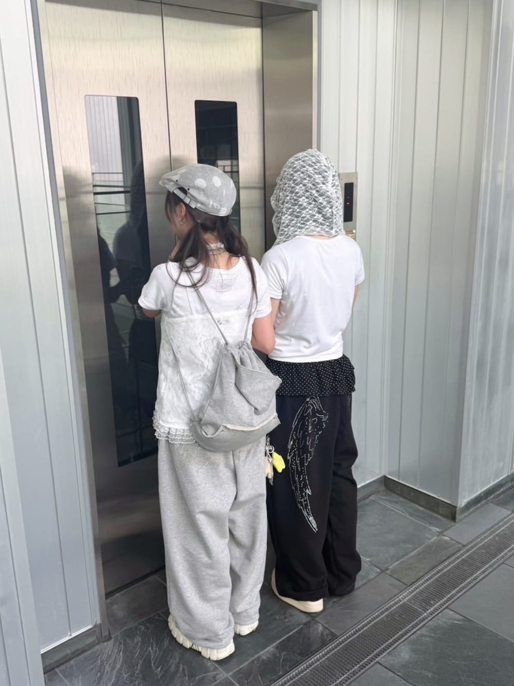 ホワイト系のTシャツ/カットソー、ブラック系のTシャツ/カットソー、ホワイト系のTシャツ/カットソーを着用したレディースの秋コーディネートの3枚目の写真