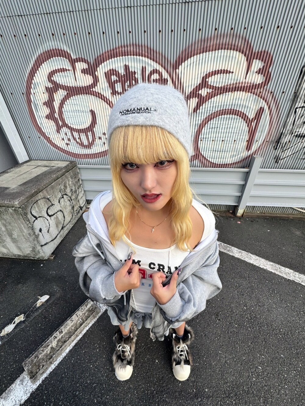 ブラック系のブーツ、グレー系のパーカー、グレー系のニットキャップ/ビーニーを着用したレディースの秋コーディネートの4枚目の写真