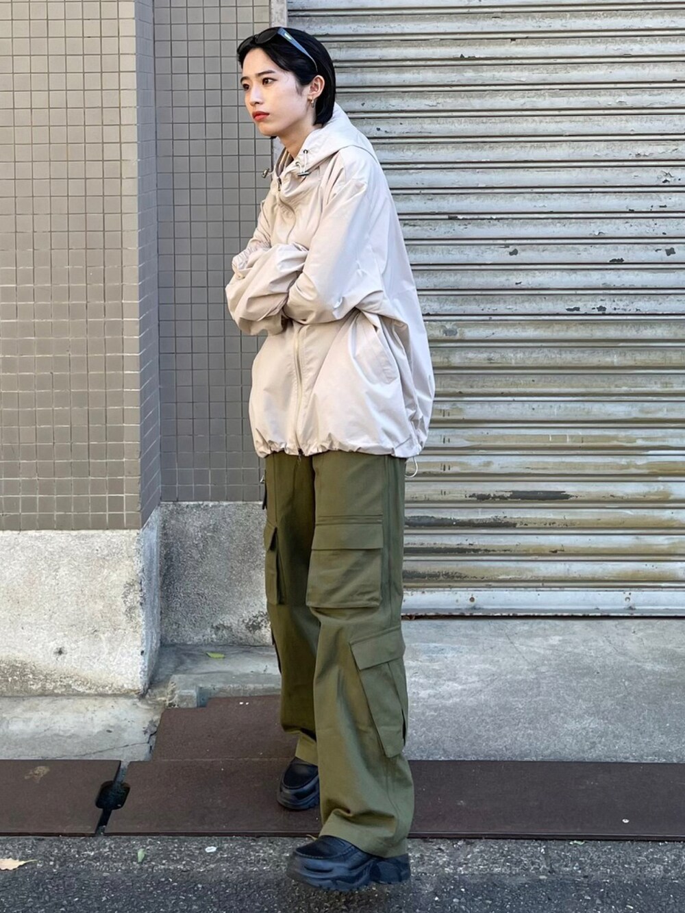 「ベージュ、秋服まるっと大公開、きれいめカジュアル、シンプルコーデ、大人コーデ、秋コーデ、ビッグシルエット、ストリート、ストリートコーデ、アウター、ナイロンジャケット、ナイロンパーカー、カジュアルコーデ、韓国ファッション」｜「Chikashitsu +のストリートファッション Chikashitsu + チカシツプラス unisex cropped hooded blouson ユニセックス クロップド フーディー ブルゾン ウィンドブレーカー ストリング ジャケット ジップジャケット 韓国風ファッション（ブルゾン、ベージュ系）」を使った、Never mind the XU / Chikashitsu+さん（レディース・159cm）の秋コーディネートの2枚目の写真