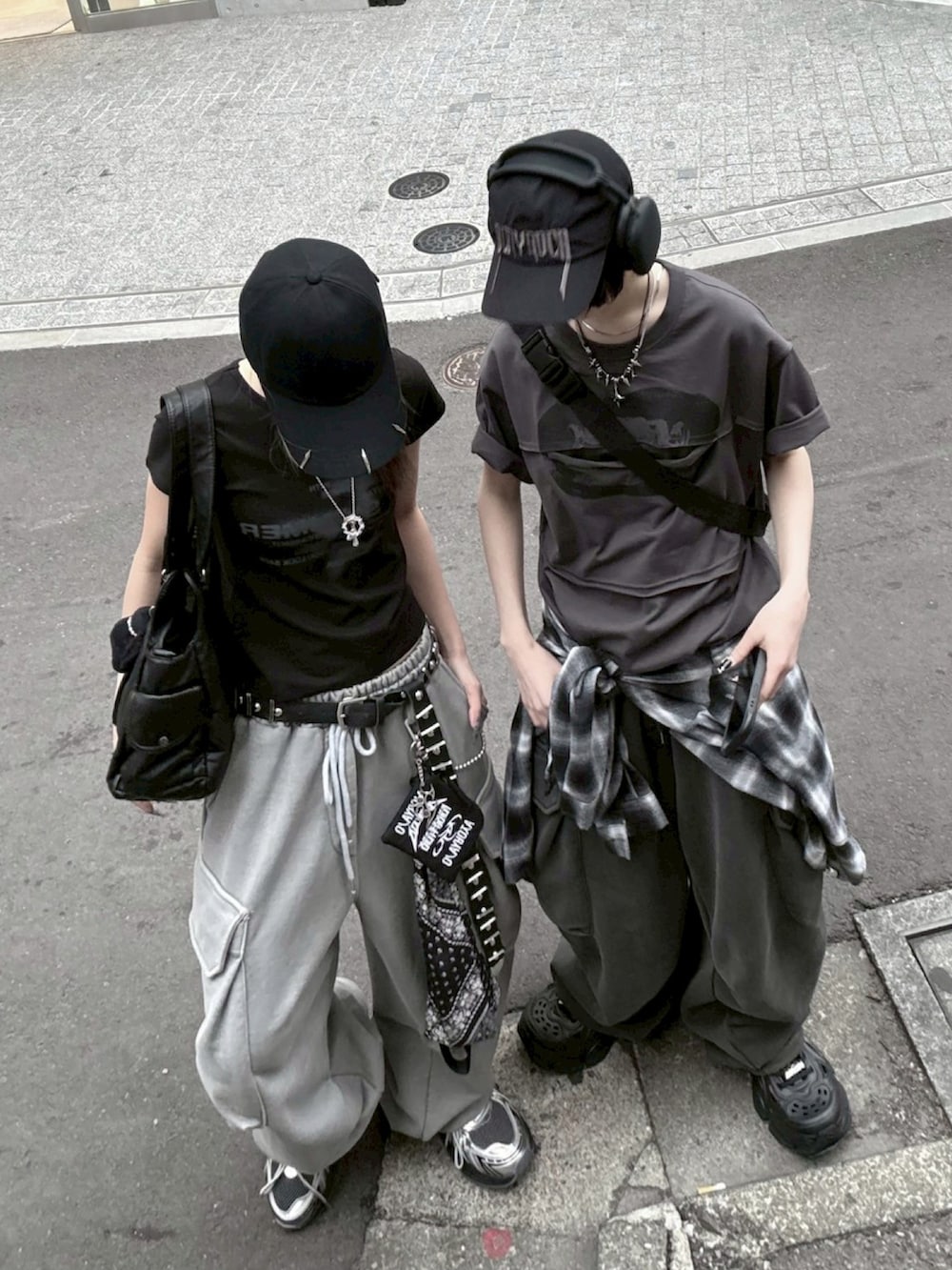 グレー系のスウェットパンツ、グレー系のスウェットパンツを着用したレディースの春コーディネートの2枚目の写真